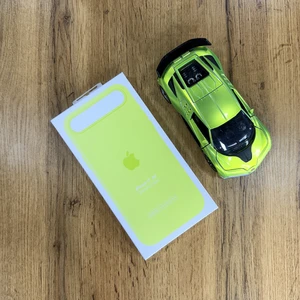 Silicone case lime + mag safe